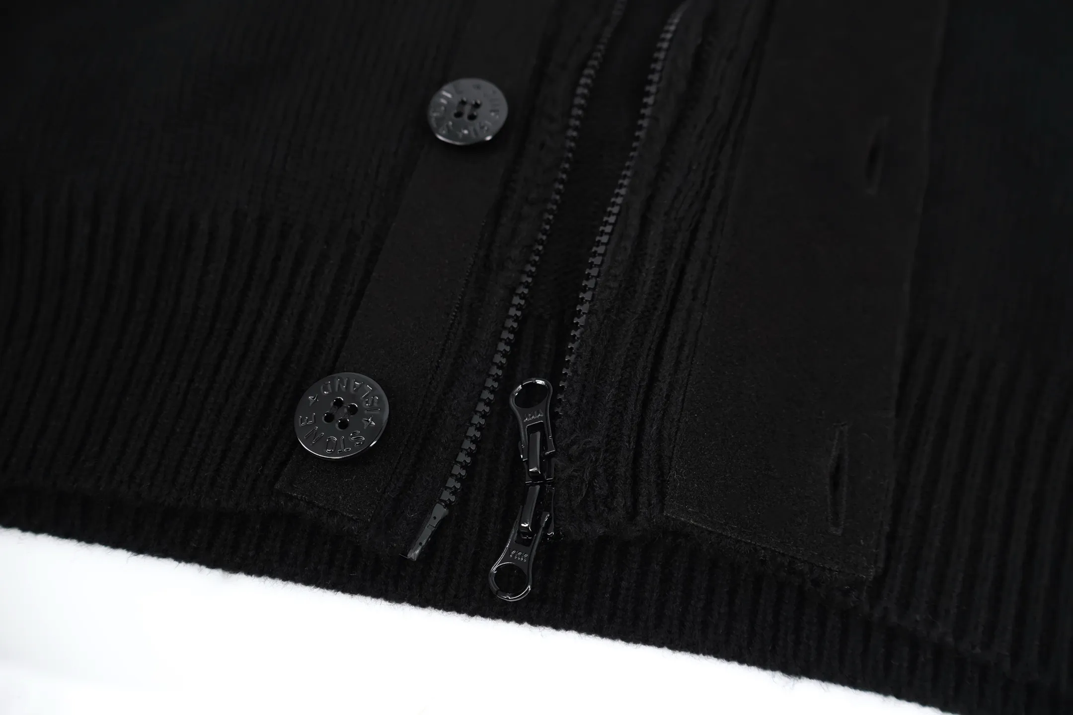 P690 Stone Island cardigan sweater (black) The original version was purchased and developed by 3621. The fabric is woven with 100% sheep wool yarn. The overall comfort is more skin-friendly than the original version. The YB upper body is particularly tight. Based on the quality of the original wool yarn, we have adjusted the overall feel and skin-friendly feel. They are both more comfortable and breathable than the ZP upper body. There is no difference in stripes compared to the original version. And it can be done to a full range of grades. It supports random detection of wool content to ensure that every piece customers get is a high-quality product. Customized 100 woolen woolen access control hemming. After the factory hemming of the clothes and sweaters is completed, it still needs to be taken to the weaving factory for secondary processing. It is very laborious. Customized hardware buttons, Stone Island armbands and zippers took 3 months to complete. The details are full. The overall wiring is straight and delicate, the fabric is comfortable and soft, and the color is consistent without color difference. It can be matched with the same style to create a fashionable look and control various occasions. Customized accessories, complete with three standards, the same style for men and women. Size:S-M-L-XL